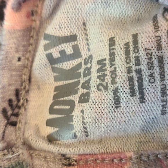 Adorable footless long sleeved romper - Picture 2 of 3